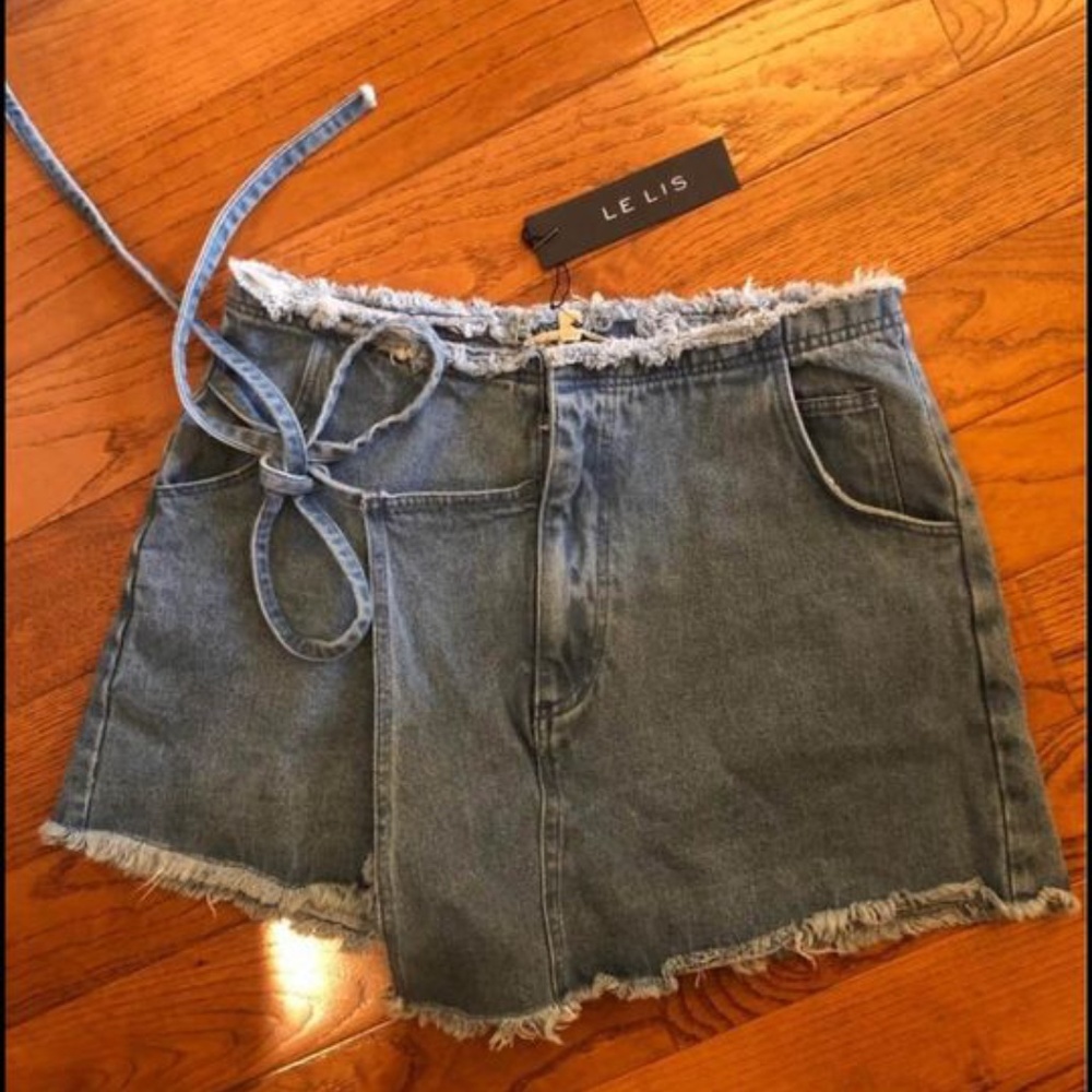 Le Lis brand Braw denim skort.  size small NEW WITH TAGS